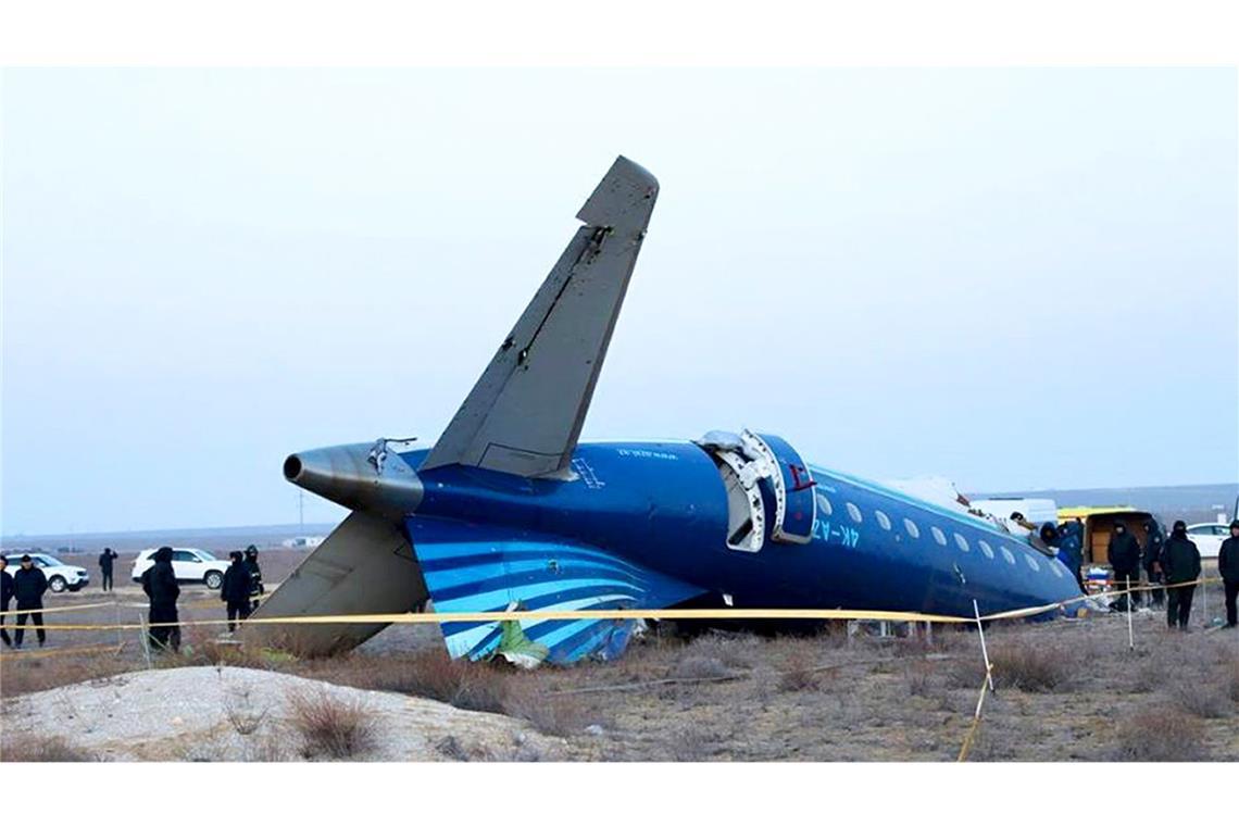 Airline: „Einwirkung von außen“ führte zu Flugzeugabsturz 38 Menschen an Bord des Flugzeuges wurden getötet, es gab 29 Überlebende.