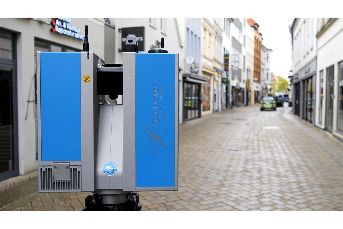 Tödliche Polizeischüsse: Ermittler erstellen 3D-Tatortmodell 3D-Laserscanner am Tatort in der Oldenburger Innenstadt.