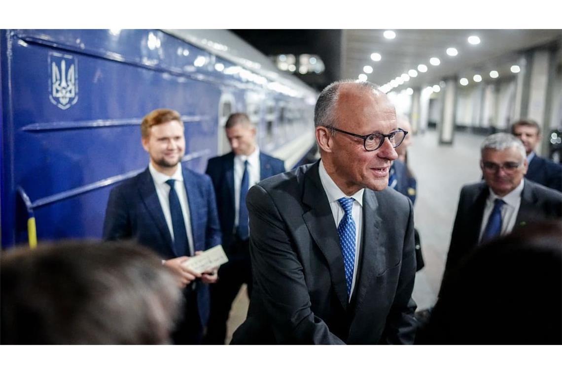 4. Oktober 2026: Bundeskanzler Friedrich Merz (3. v. li.) verabschiedet sich nach seinem Besuch in Kiew auf dem Zentralbahnhof vor der Rückfahrt nach Berlin über Polen. 