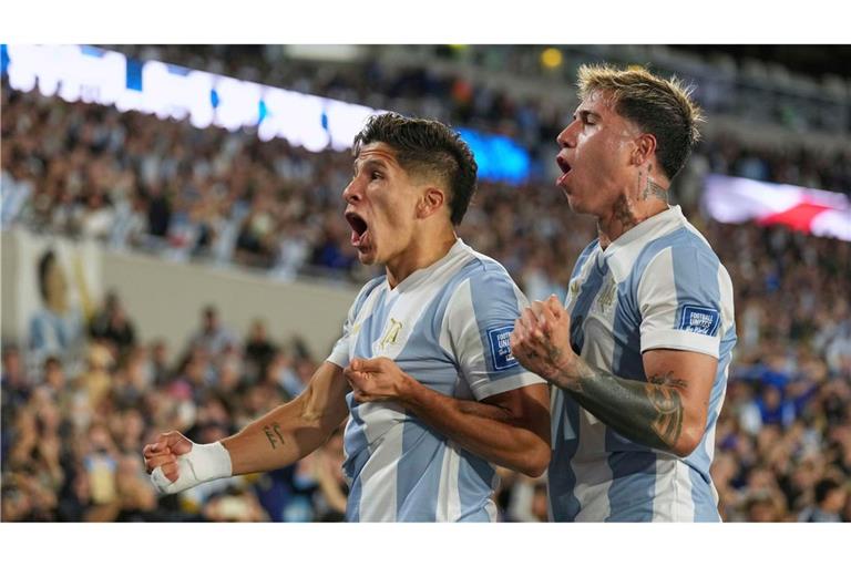 4 zu 1 gegen Brasilien: Die Argentinier Giuliano Simeone, links, und Enzo Fernandez feiern im Spiel der  WM-Qualifikation.