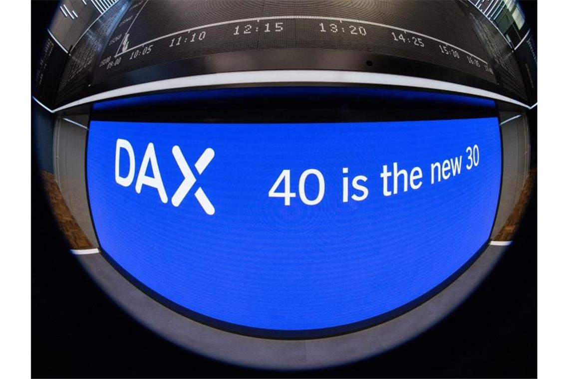 „40 ist das neue 30“ steht zum Start des neuen Dax 40 auf einem Display unterhalb der Anzeigetafel an der Frankfurter Börse. Foto: Boris Roessler/dpa