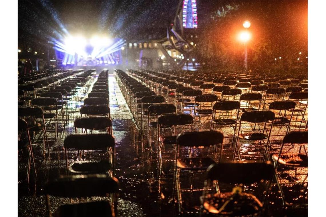 400 leere Stühle stehen bei der „Empfangsgala“ vor einer Bühne am Schauspielhaus Stuttgart. Foto: Christoph Schmidt/dpa