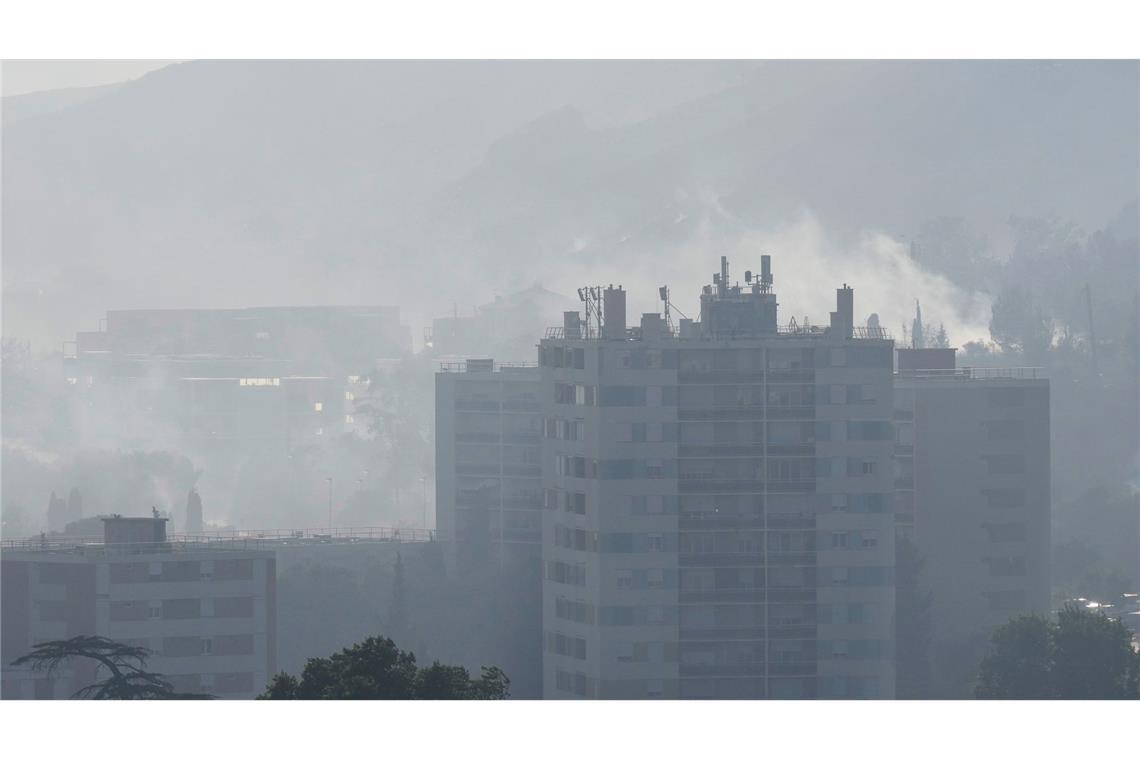 Feuer in Marseille noch nicht gelöscht - 110 Leichtverletzte 400 Menschen in Marseille mussten wegen des Brandes evakuiert werden.