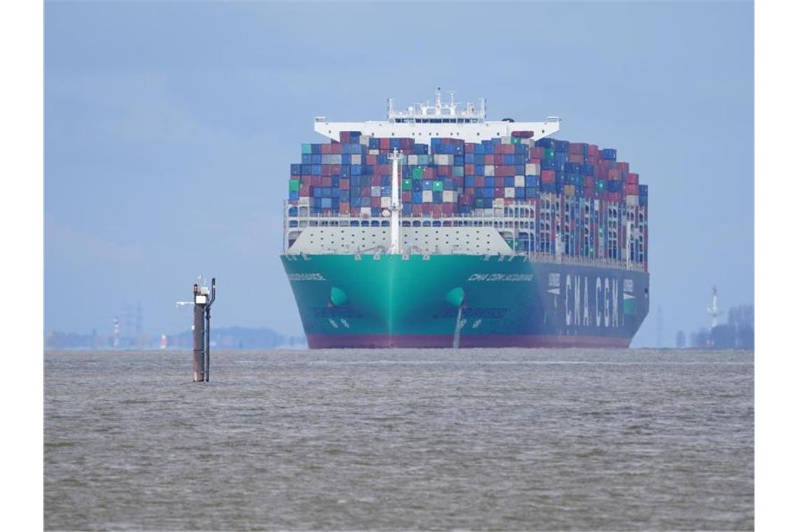 Seeschiffe können mit mehr Tiefgang die Elbe befahren 400 Meter lang, 62 Meter breit - die „Jacques Saadé“ gehört zur Megamax-Klasse. Foto: Marcus Brandt/dpa