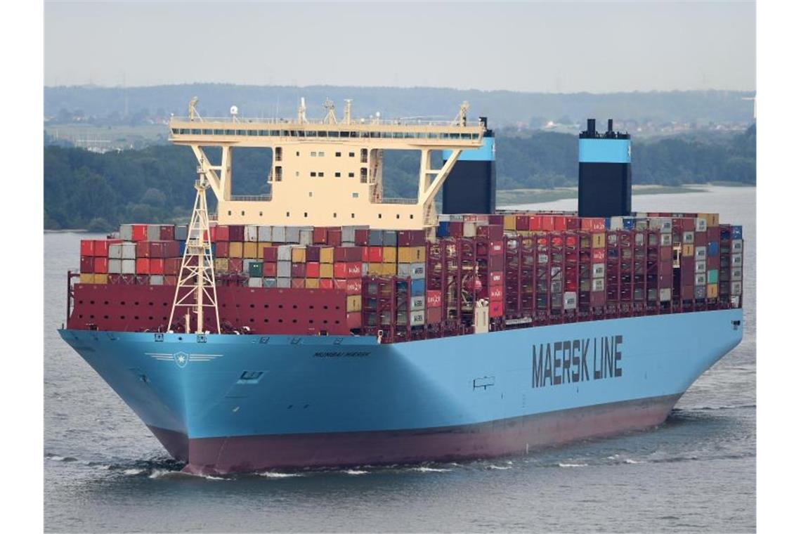 400 Meter lang: Das Containerschiff „Mumbai Maersk“. Foto: Dietmar Hasenpusch/dpa/Archiv