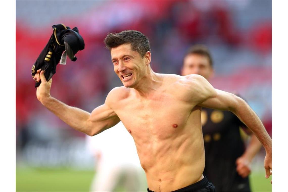 Lewandowski verbessert Tore-Rekord von Gerd Müller 41 Treffer: Bayern-Star Robert Lewandowski ist jetzt alleiniger Rekordtorschütze in der Bundesliga. Foto: Matthias Schrader/AP-Pool/dpa