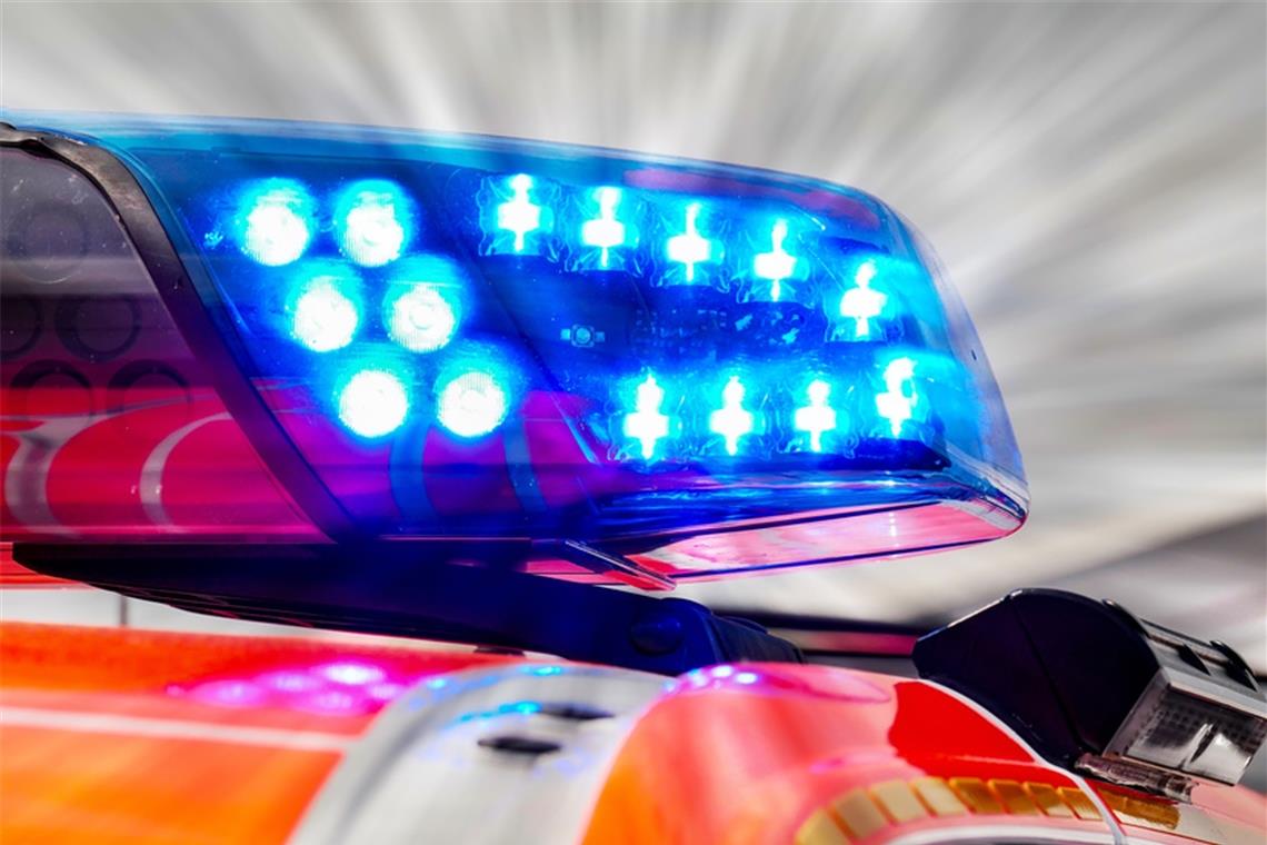 Rückwärts gefahren und Mann übersehen 48-Jähriger kommt mit dem Rettungswagen ins Krankenhaus. Symbolfoto: Comofoto/Stock-Adobe