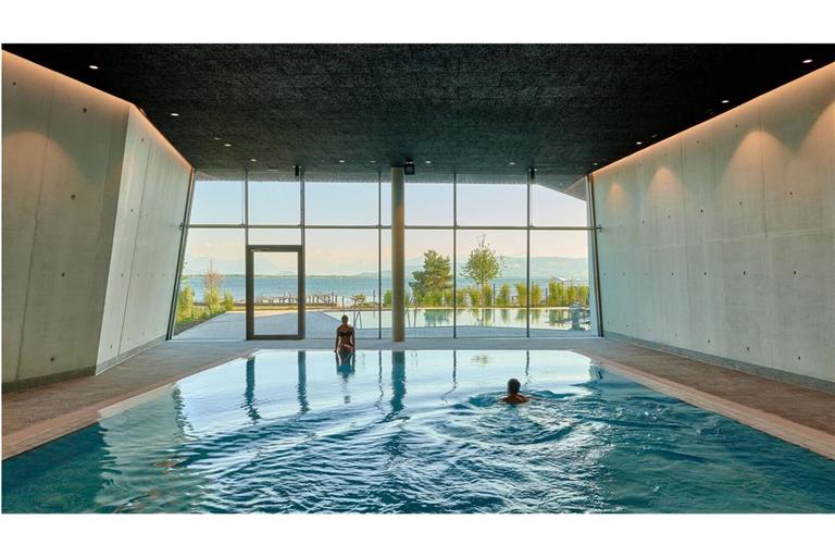 4a Architekten aus Stuttgart haben die Therme Lindau entworfen – für alle, die dort nicht draußen schwimmen mögen und auch nicht im Bodensee.