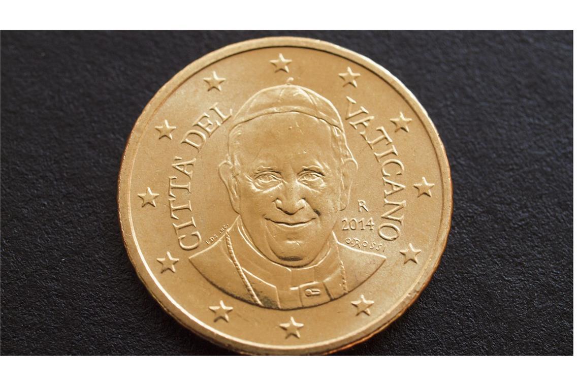 Franziskus hinterlässt Finanzloch von zwei Milliarden Euro in Vatikan-Kasse 50-Cent-Münze aus dem Vatikan mit dem Bildnis von Papst Franziskus: Die Kasse des Kirchenstaats weist tiefrote Zahlen auf.