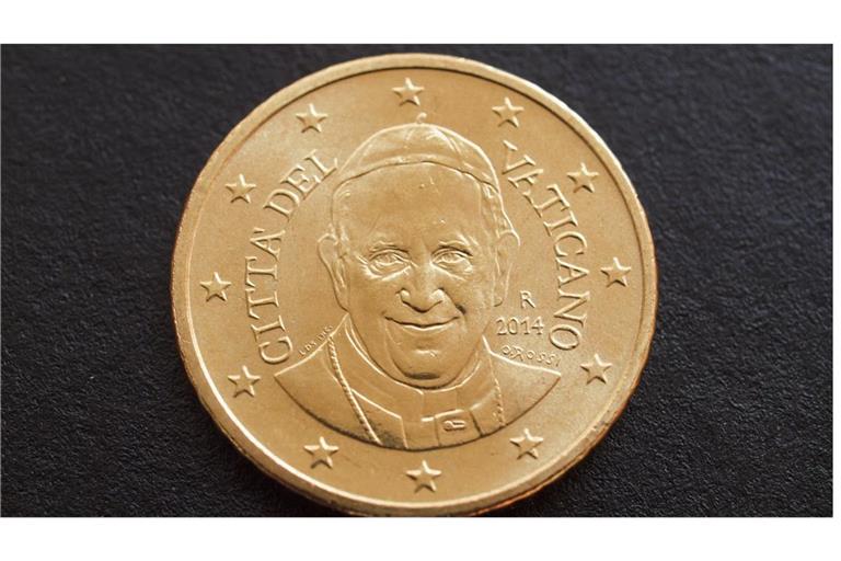 50-Cent-Münze aus dem Vatikan mit dem Bildnis von Papst Franziskus: Die Kasse des  Kirchenstaats weist tiefrote Zahlen auf.