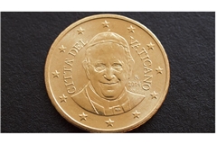 50-Cent-Münze aus dem Vatikan mit dem Bildnis von Papst Franziskus: Die Kasse des  Kirchenstaats weist tiefrote Zahlen auf.