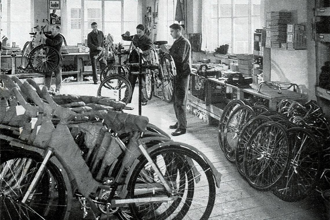 50 Jahre Hahn-Fahrräder: Das Foto aus der Jubiläumsschrift von 1938 zeigt die „Fertig-Montiererei“.