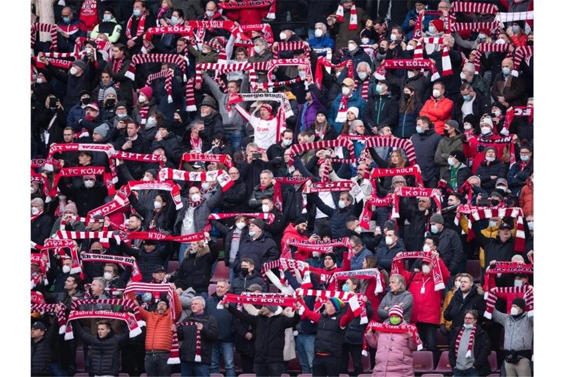 50.000 Zuschauer verfolgten im Stadion des 1. FC Köln das Spiel gegen Borussia Mönchengladbach. Foto: Marius Becker/dpa