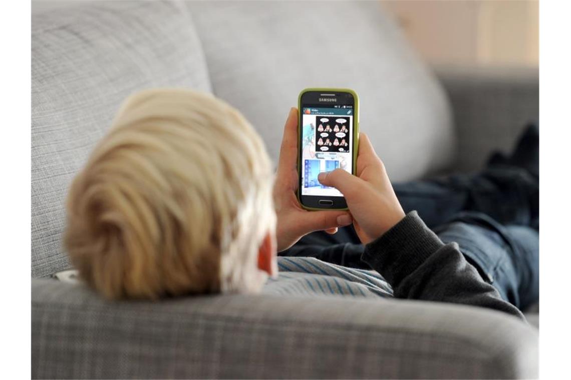 Umfrage: Eltern fordern mehr Schutz für Kinder im Netz 55 Prozent der Eltern berichten in einer Umfrage von schlechten Erfahrungen ihrer Kinder im Netz oder von übermäßiger Nutzung. Foto: Tobias Hase/dpa