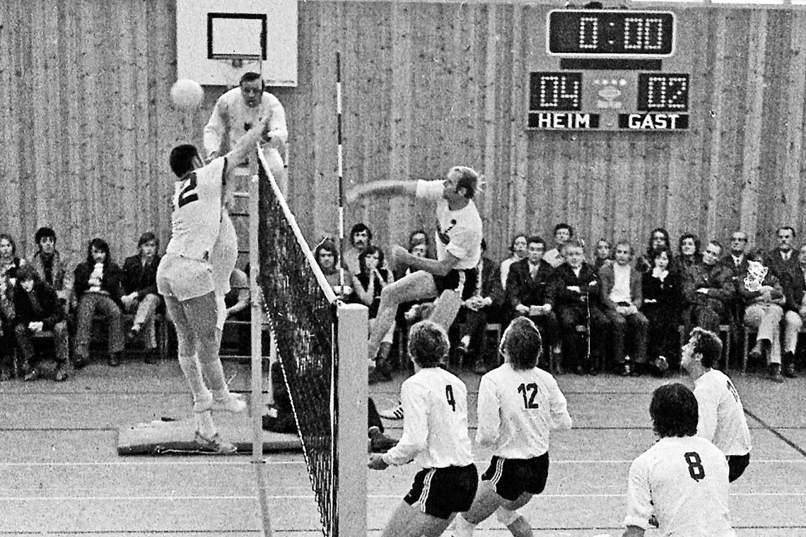 6. Februar 1972: Die deutschen Volleyballer gewannen ein Testspiel vor 600 Zuschauern in Backnang gegen Jugoslawien mit 3:2. Foto: Klaus Koehler