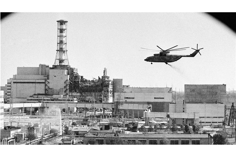 6. Mai 1986: Ein Hubschrauber wirft Sand über dem havarierten Reaktor 4 des Kernkraftwerks von Tschernobyl ab.
