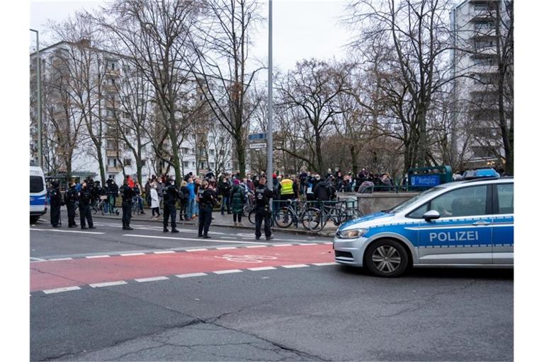60 bis 70 Menschen demonstrierten am Moritzplatz gegen die Corona-Maßnahmen. Foto: Christophe Gateau/dpa