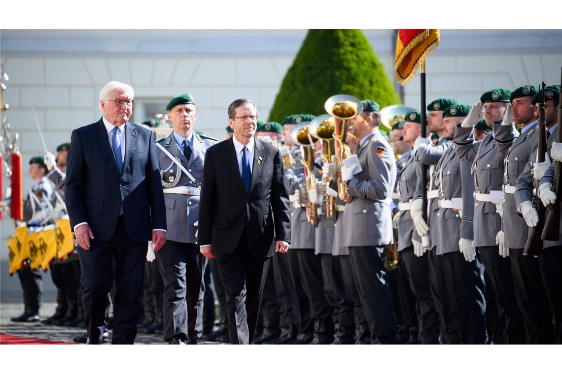 Israels Präsident Herzog in Berlin empfangen 60 Jahre deutsch-israelische Beziehungen - Israels Präsident Herzog wird in Berlin begrüßt.