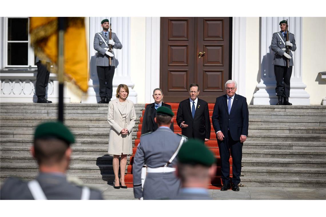 Israels Präsident Herzog in Berlin empfangen 60 Jahre deutsch-israelische Beziehungen - Präsident Herzog wird in Berlin begrüßt.