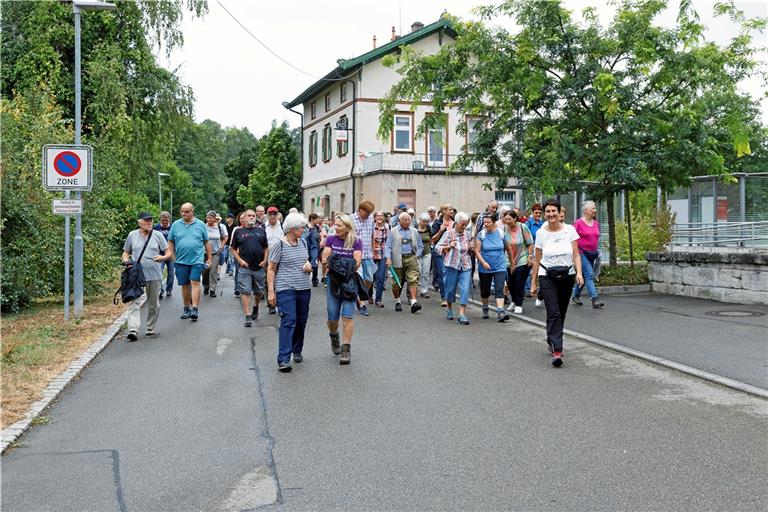 65 Wanderbegeisterte sind beim Start in Burgstall am Bahnhof. Vorneweg geht Bürgermeisterin Irmtraud Wiedersatz (rechts). Fotos: J. Fiedler