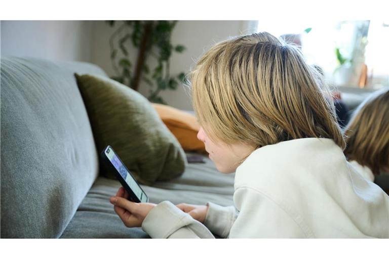 69 Prozent der befragten jungen Menschen verbringt mehr als zwei Stunden am Tag mit Sozialen Medien.