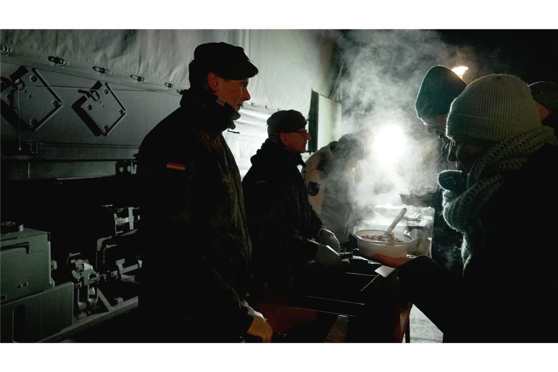 7. Januar 2026: Soldaten der Bundeswehr geben nach dem tagelangen großflächigen Stromausfall im Berliner Südwesten warme Mahlzeiten am Mexikoplatz aus (Archivbild).