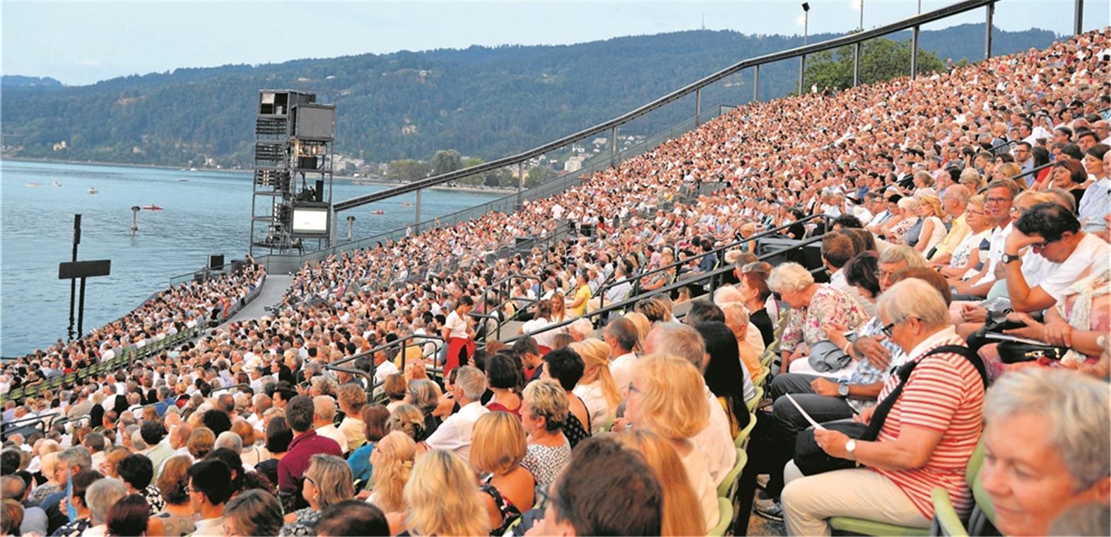7000 Zuschauer verfolgen Abend für Abend das Spiel um Lust, Liebe, Eifersucht und Tod in Bregenz.