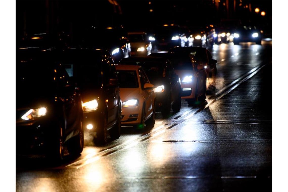 Menschen bevorzugen in der Corona-Krise das eigene Auto 74 Prozent der in Deutschland Befragten ziehen ihr eigenes Fahrzeug den öffentlichen Verkehrsmitteln vor. Foto: Robert Michael/dpa-Zentralbild/dpa