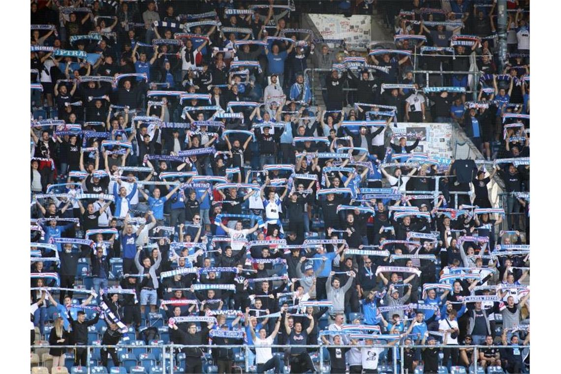 7500 Fußballfans sahen im Rostocker Ostseestadion die Partie zwischen der Hansa und dem VfB Stuttgart. Foto: Danny Gohlke/dpa