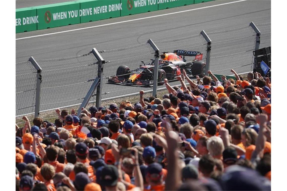 75.000 Oranje-Fans peitschten Verstappen förmlich zum Sieg. Foto: Hasan Bratic/dpa