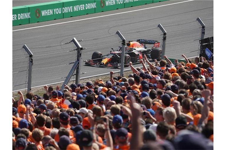 75.000 Oranje-Fans peitschten Verstappen förmlich zum Sieg. Foto: Hasan Bratic/dpa