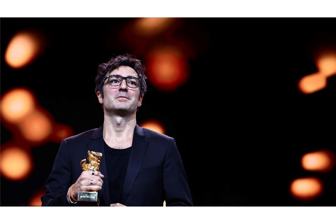 76. Berlinale - Ilker Çatak, Regisseur des Films "Gelbe Briefe" (Yellow Letters), erhält den Goldenen Bären für den Besten Film während der Preisverleihung bei der Abschlussgala  auf der Bühne im Berlinale Palast.