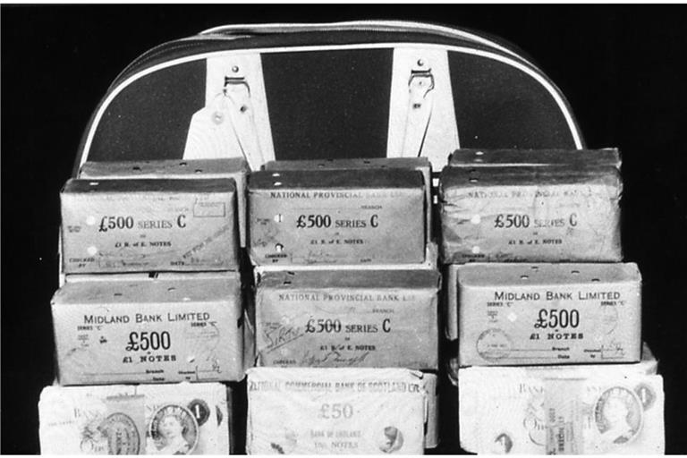 8. August 1963 – The Great Train Robbery: Eine Gruppe von Kriminellen führt  einen minutiös geplanten Überfall auf einen Postzug von Glasgow nach London aus. Sie machen Millionenbeute und werden zur Legende.