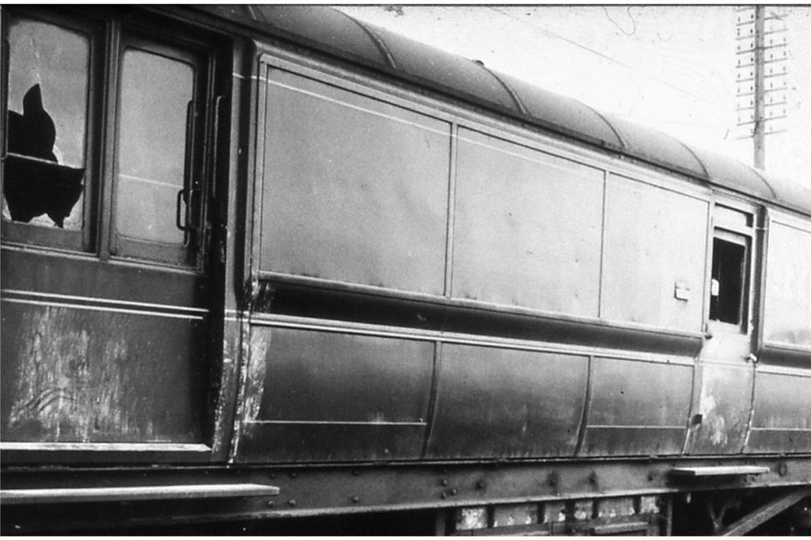 Die Gentleman bitten zur Kasse - die spektakulärsten Diebstähle 8. August 1963 – The Great Train Robbery, London-Glasgow/England: Ein beschädigter Waggon des Postzugs, der von Glasgow nach London unterwegs war und am 8. August 1963 überfallen und ausgeraubt wurde.