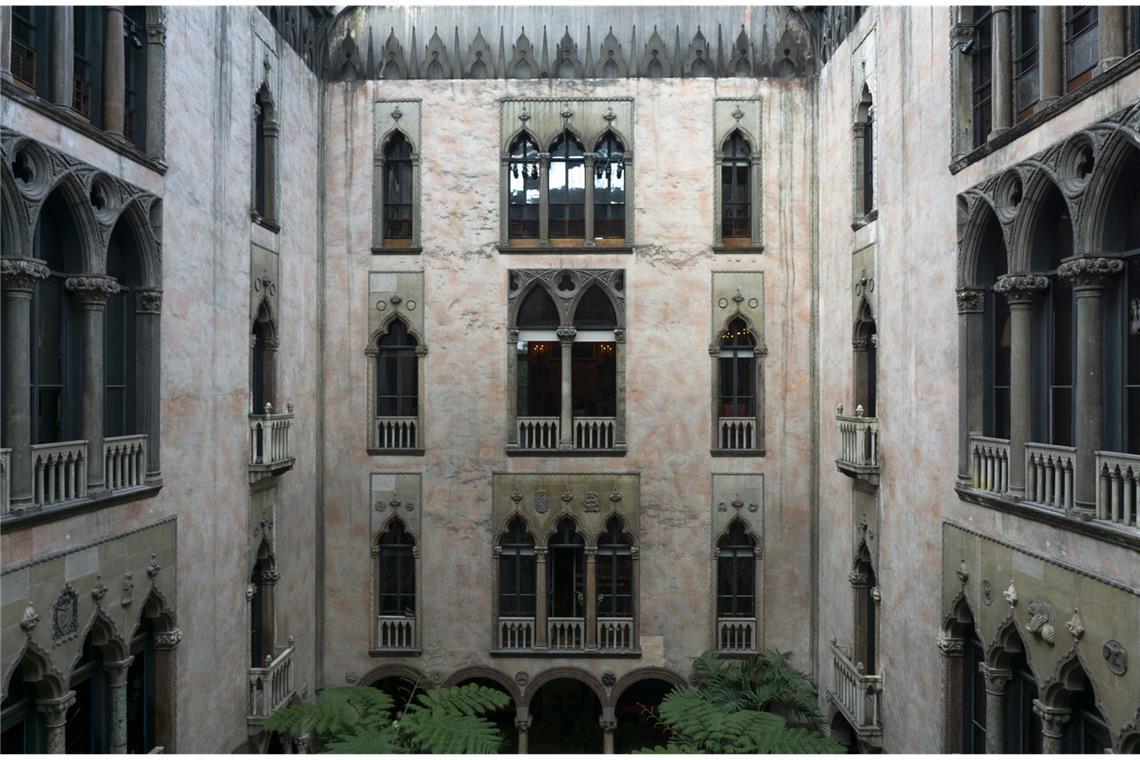 Die Gentleman bitten zur Kasse - die spektakulärsten Diebstähle 8. März 1990 – Isabella Stewart Gardner Museum, Boston/USA: Zwei als Polizisten verkleidete Männer erbeuten 13 wertvolle Gemälde, darunter Werke niederländischer und französischer Meister wie Rembrandt, Vermeer, Degas und Manet (Innenhof des Museums).