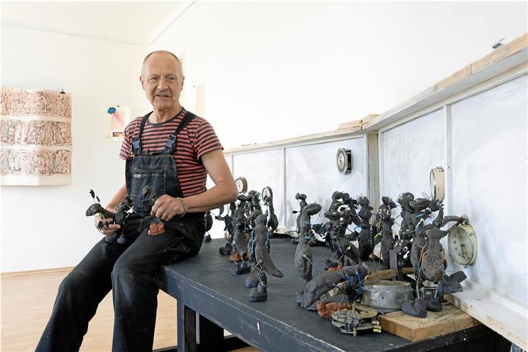 80 Ameisenfiguren hat Edgar Braig aus Steinzeugton erschaffen. Foto: Alexander Becher