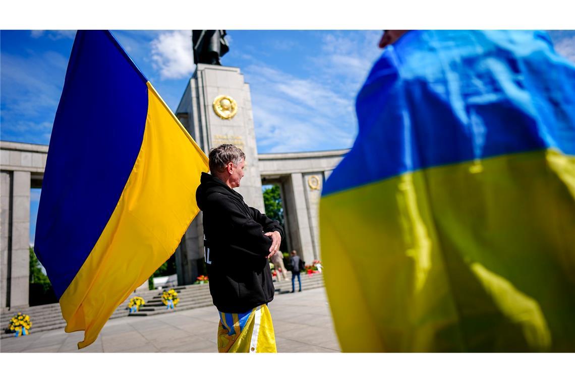 Bilder des Tages 80. Jahrestag Ende Zweiter Weltkrieg – sowjetisches Ehrenmal: Teilnehmer protestieren am sowjetischen Ehrenmal zum 80. Jahrestag des Endes des Zweiten Weltkriegs gegen den Krieg in der Ukraine.