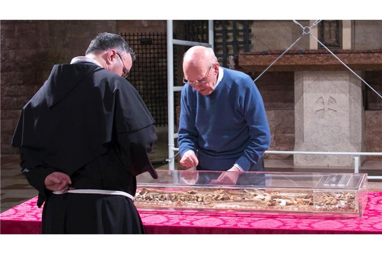 800 Jahre nach seinem Tod werden die Gebeine des Heiligen Franziskus zur Schau gestellt. Vor vielen Jahren wurden sie hier schon mal inspiziert. (Archivbild)