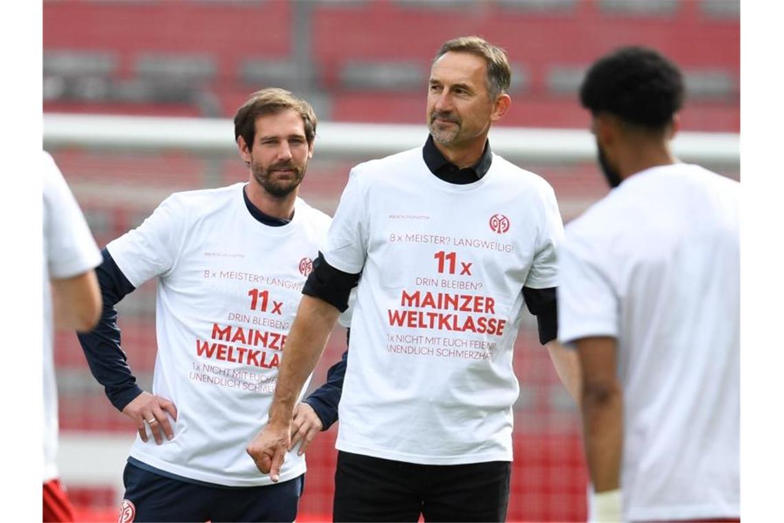 „8x Meister? Langweilig. 11x Drin bleiben? Mainzer Weltklasse“. Mainz 05 spielt auch kommende Saison wieder Bundesliga. Foto: Arne Dedert/dpa