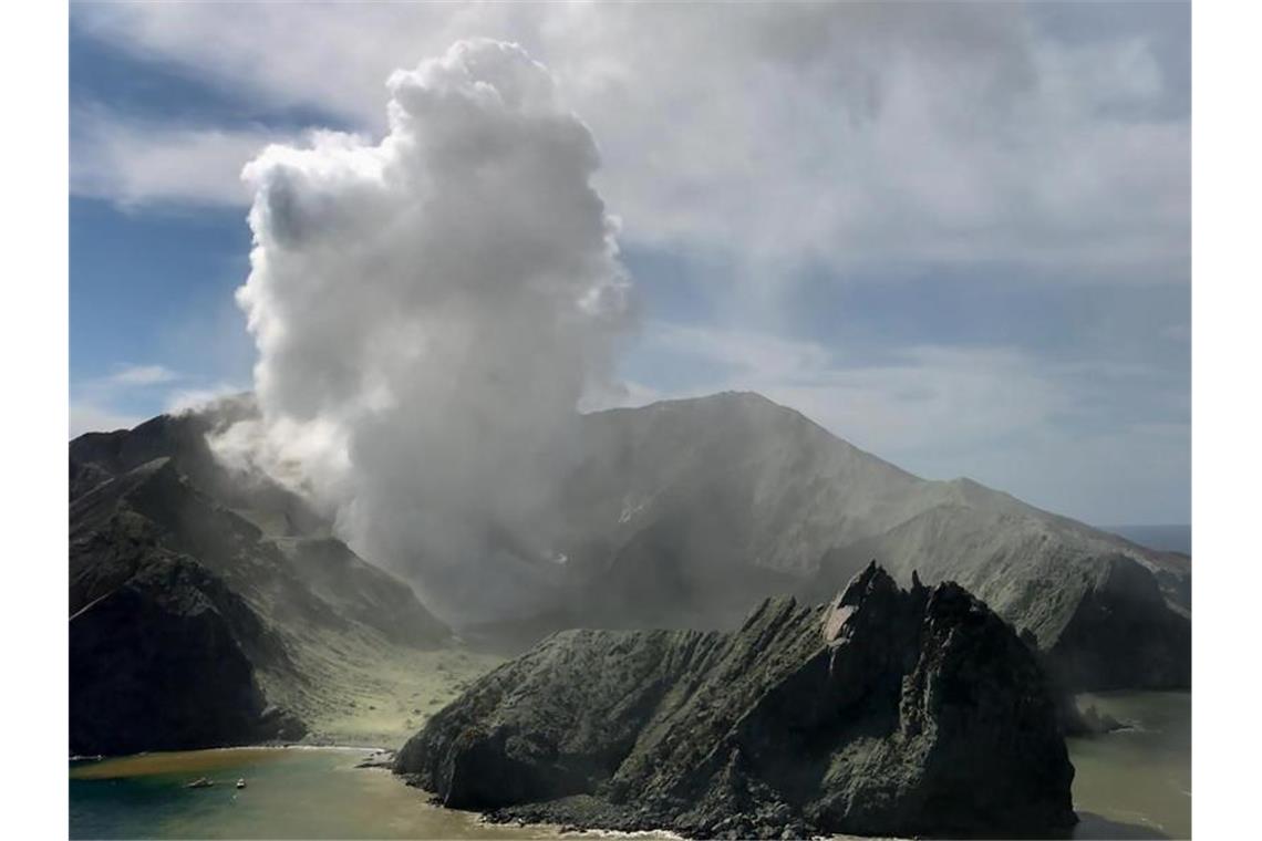 9. Dezember: Eine Rauchwolke steht über White Island - die Insel ist zur Todeszone geworden. Foto: -/XinHua/dpa