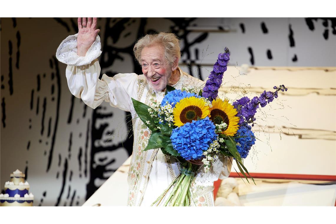 90. Geburtstag im Gewand auf der Bühne: Dieter Hallervorden hält nach der Premiere des Stückes "Der eingebildet Kranke" im Schlosspark-Theater Blumen in der Hand.