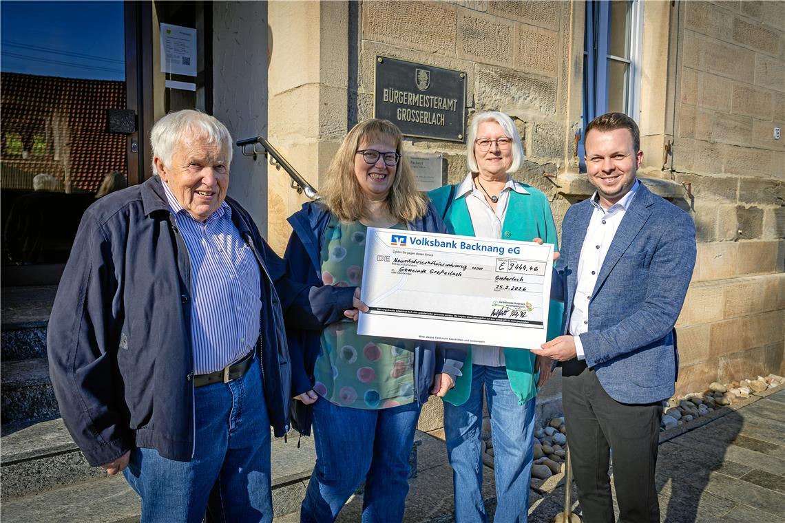 9000 Euro werden der Gemeinde übergeben (von links): Kurt Herbst, Katja Herbst, Elke Bauske und Bürgermeister Kevin Dispan.Foto: Alexander Becher