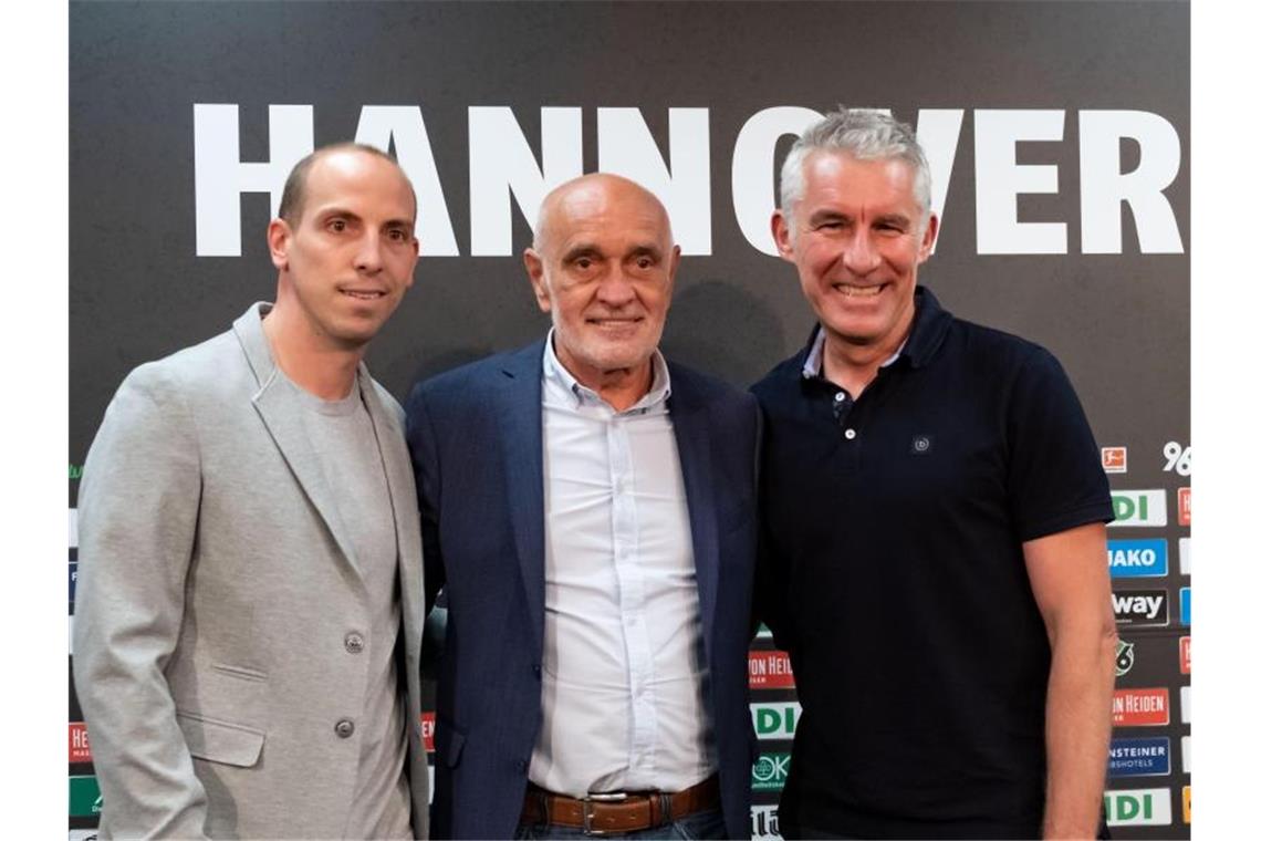 96-Boss Martin Kind (M) und der neue Sportdirektor Jan Schlaudraff (l) und der neue Coach Mirko Slomka. Foto: Peter Steffen