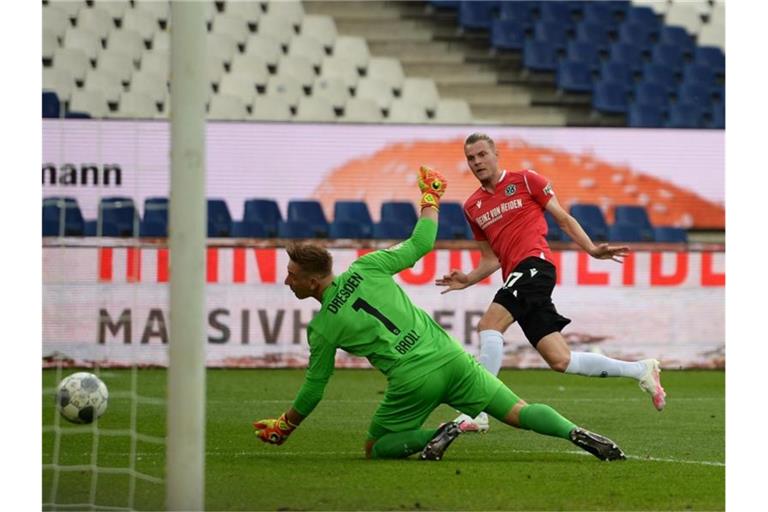 96-Profi Marvin Ducksch (r) erzielte das 1:0. Foto: Swen Pförtner/dpa-Pool/dpa