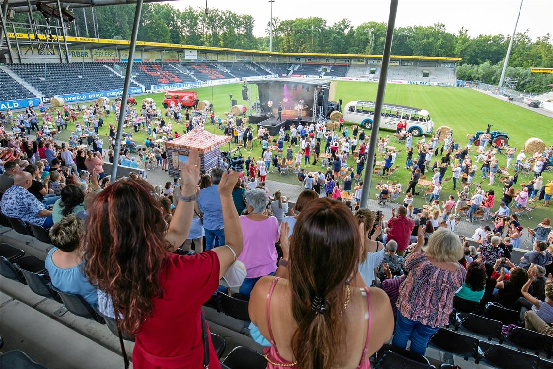 999 Besucherinnen und Besucher waren bei dem Konzert am Freitagabend anwesend. D...