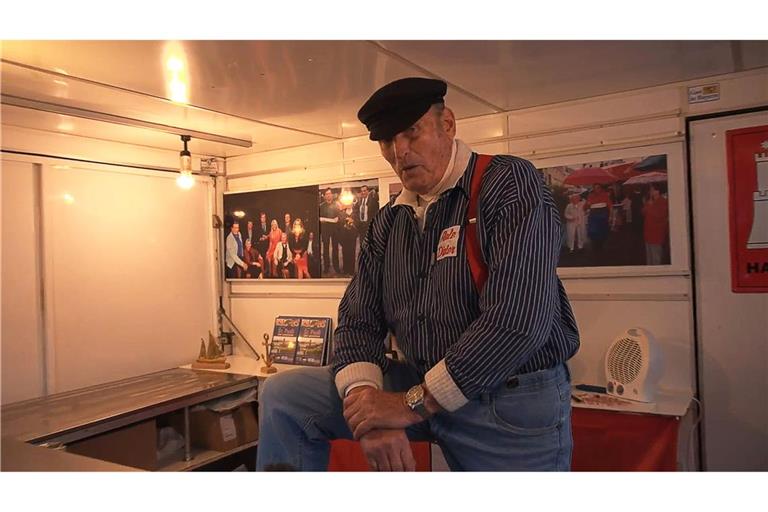 Aale-Dieter, der mit bürgerlichen Namen Dieter Bruhn heißt, steht in seinem Verkaufswagen (Archivbild).