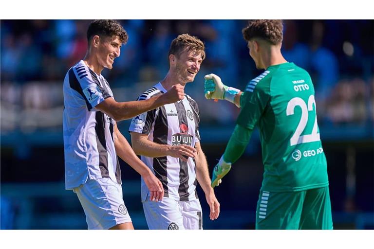 Aalens Innenverteidiger Thomas Geyer (zwischen Ali Odabas und Maximilian Otto/re.) trifft auf seinen Ex-Club SSV Ulm 1846