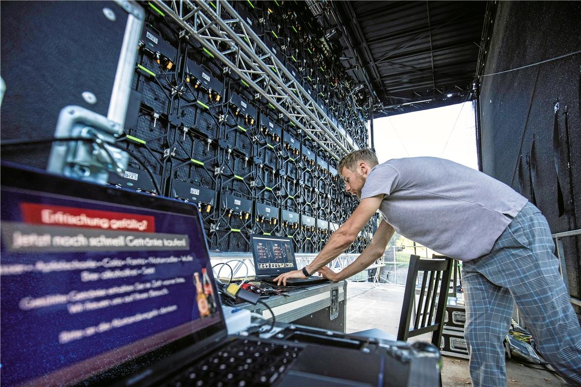 Ein Verlustgeschäft, aber ideell ein Erfolg Aaron Gruber steuert die Technik hinter der „Wand“.Fotos: A. Becher