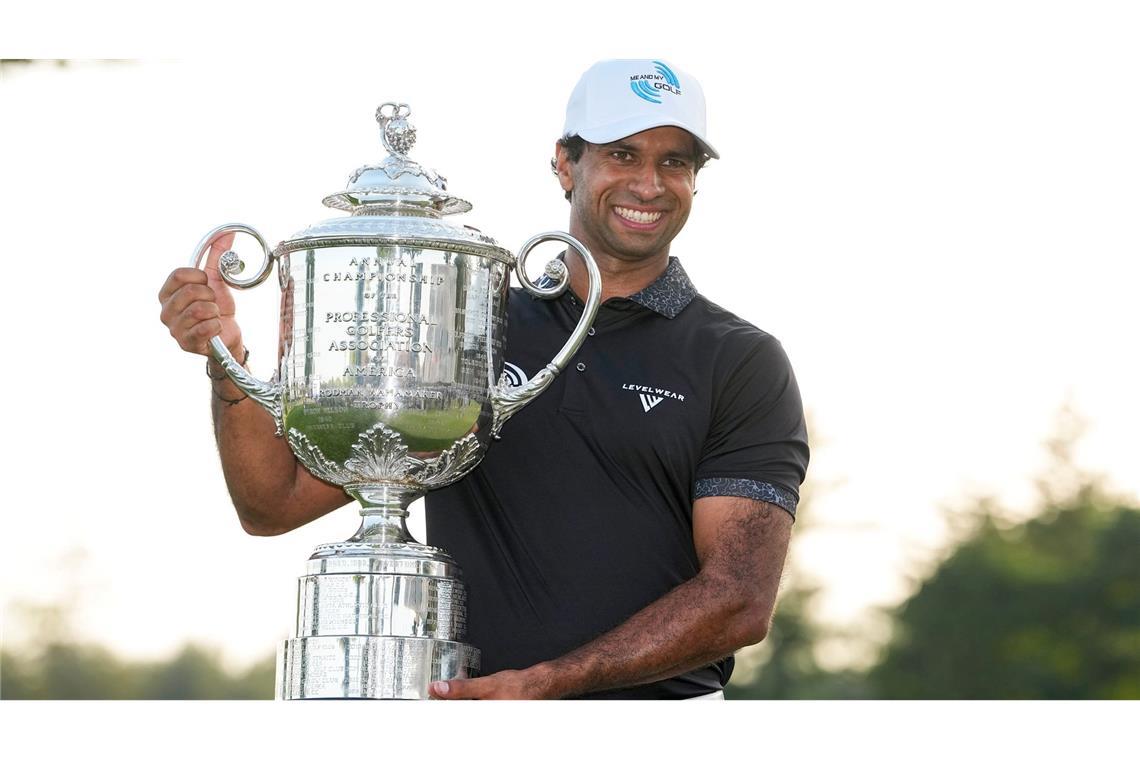 Aaron Rai erhielt für seinen Sieg bei der PGA Championship die Wanamaker-Trophäe.