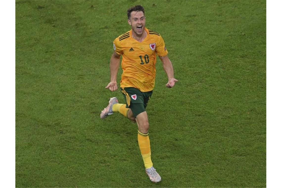 Wales siegt dank Bale und Ramsey - Türkei vor Turnier-Aus Aaron Ramsey freut sich über seinen Treffer zum 1:0 für Wales. Foto: Dan Mullan/POOL /AP/dpa